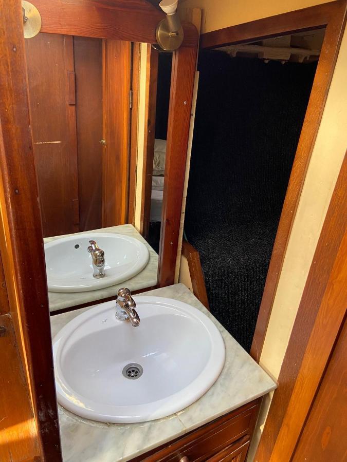 Fantastic Sailing Boat To Sleep In Barcelona Hotel Kültér fotó